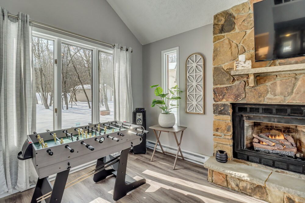 Contemporary House in Lakeside Community! Poconos