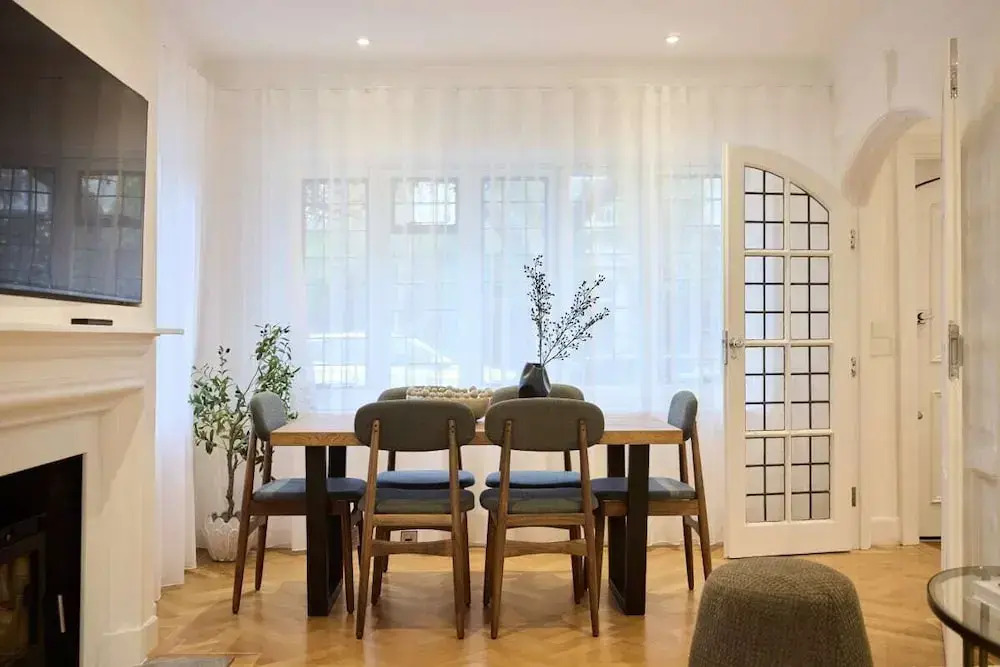 The Charm of Chelsea - Modern 4bdr With Shared Courtyard