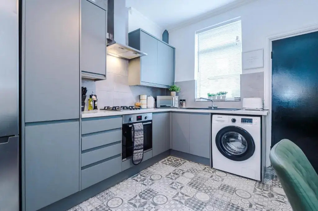 Rest&Recharge @ Windsor House (2 Bedrooms, 4 Beds, Free Parking)