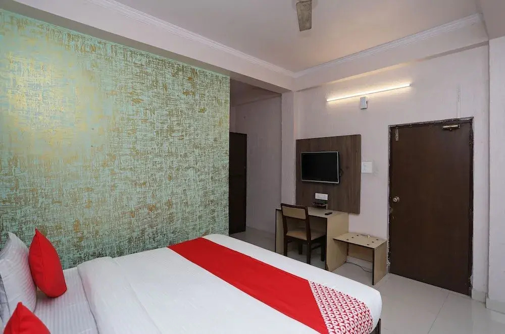 OYO 19824 Hotel Doon Palace