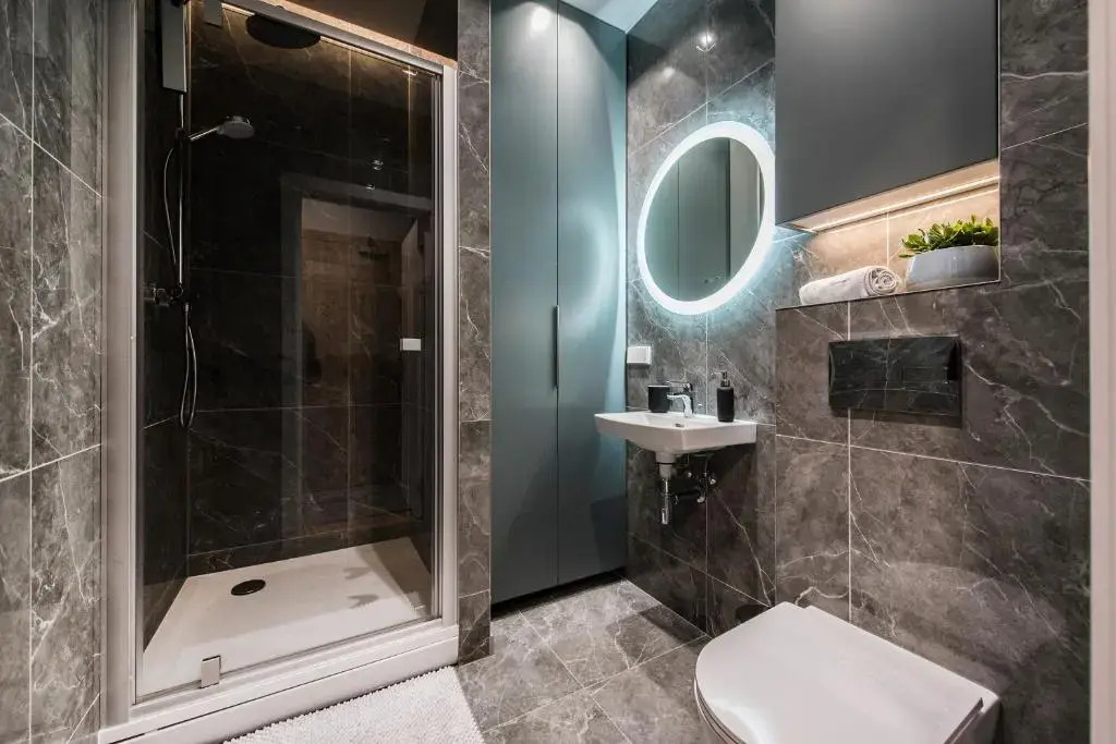 Trendy APT w/Balcony & Self Check-in, By Cohost