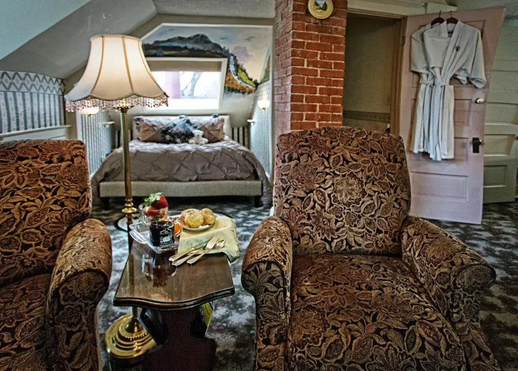 Holden House 1902 Bed & Breakfast Inn