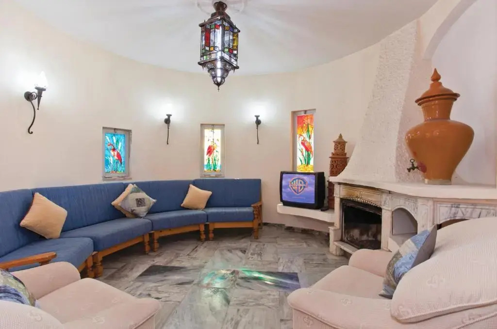 Spacious Retreat with Prime Location, Private pool, snooker, free AC Wifi