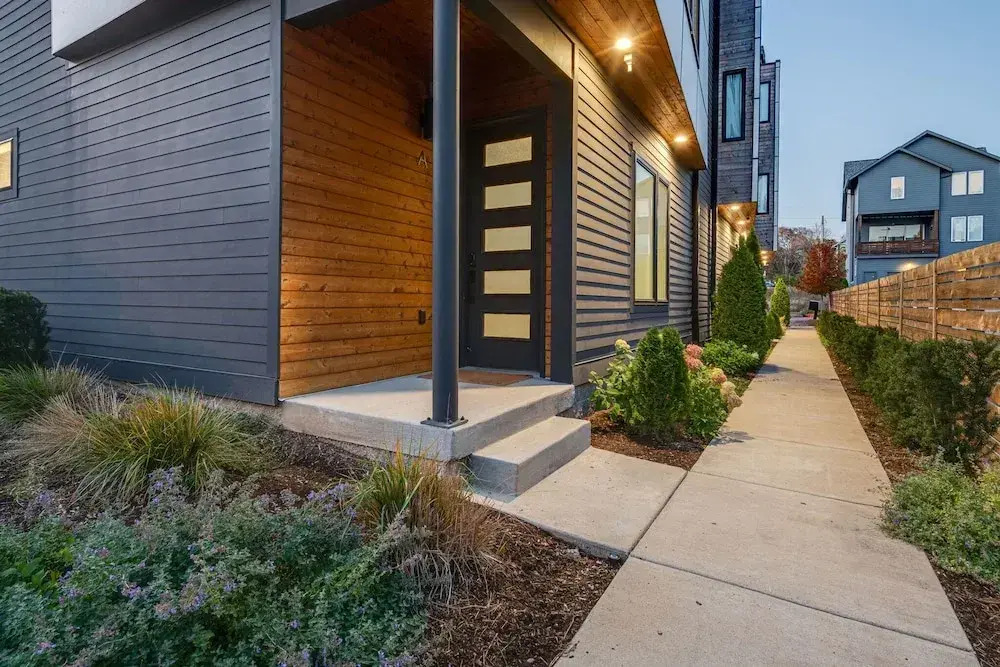 Nash Chic Near DT Rooftop Luxe Comfort
