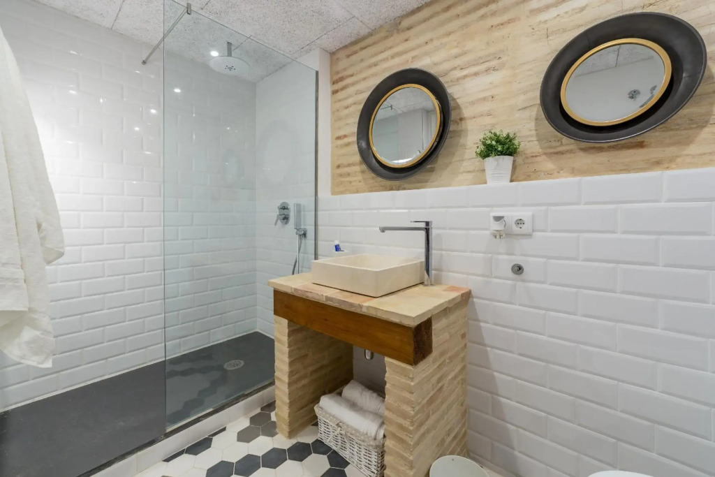 CENTER-Luxurious 1BR, 1BA-Terrace, WI-FI, A/C