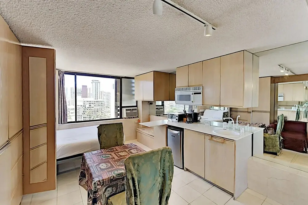 Hawaiian Monarch 1607 Condo by Redawning