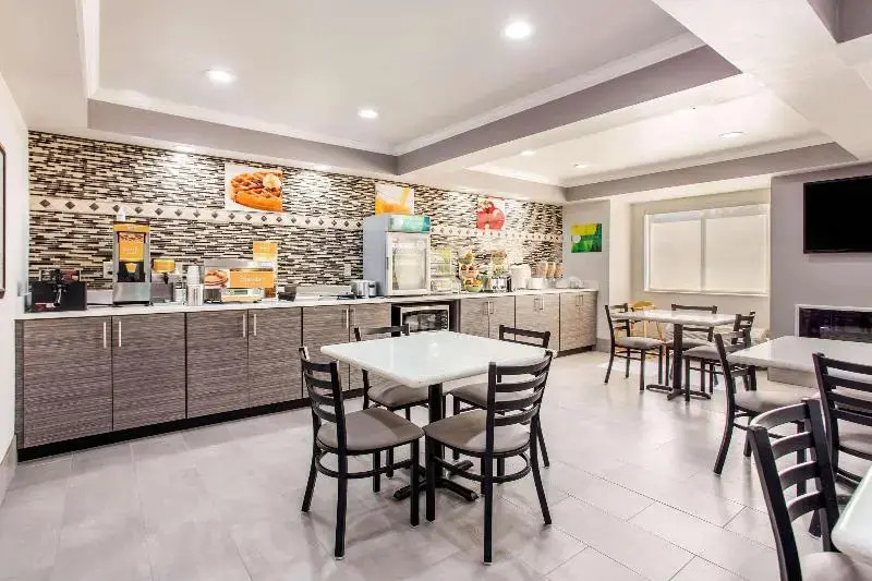 Econo Lodge Inn & Suites
