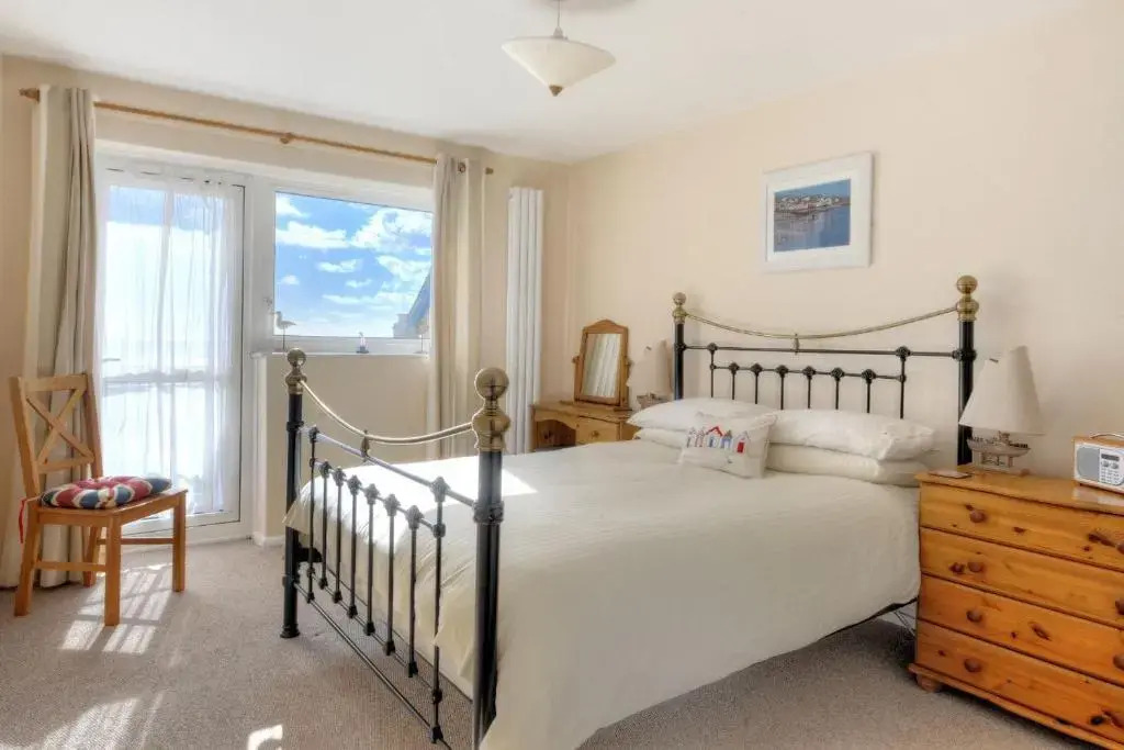 6 Bay View Court