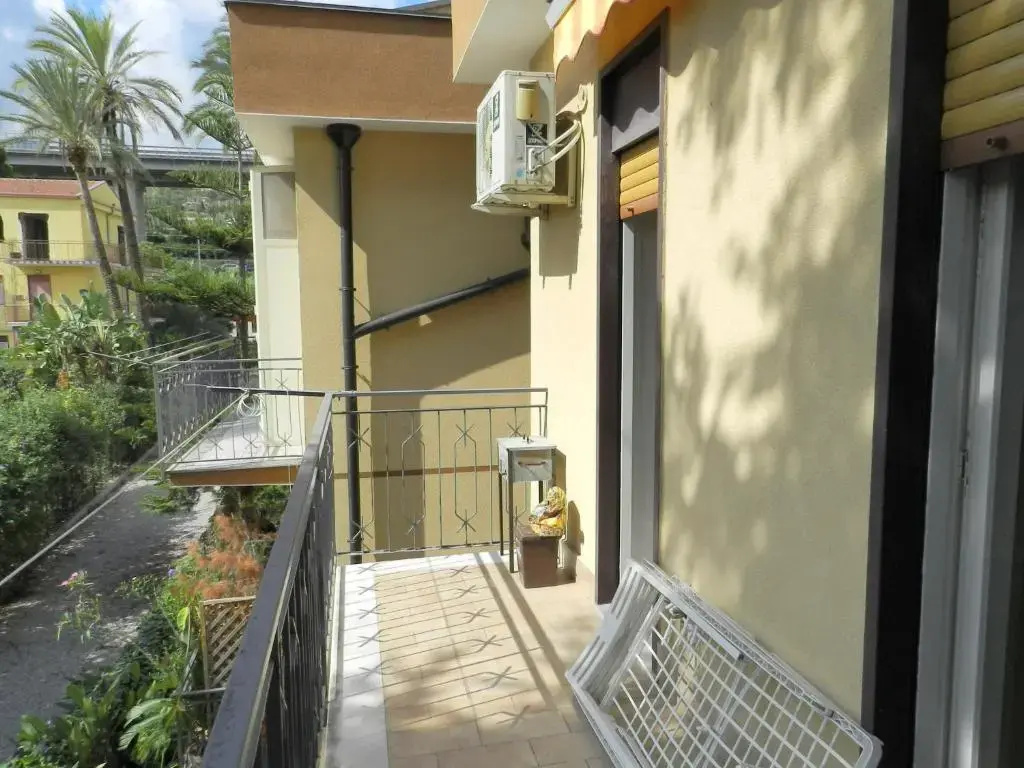 Apartment in Patti Marina: a step away from the sea and from the center!