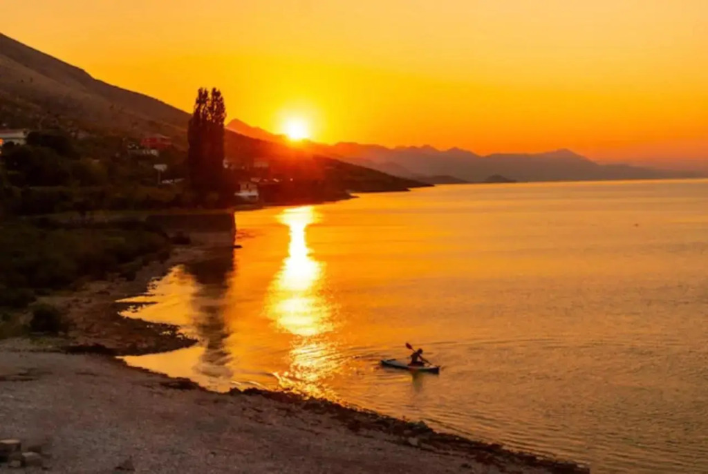 Vintage House at Shkodra Lake