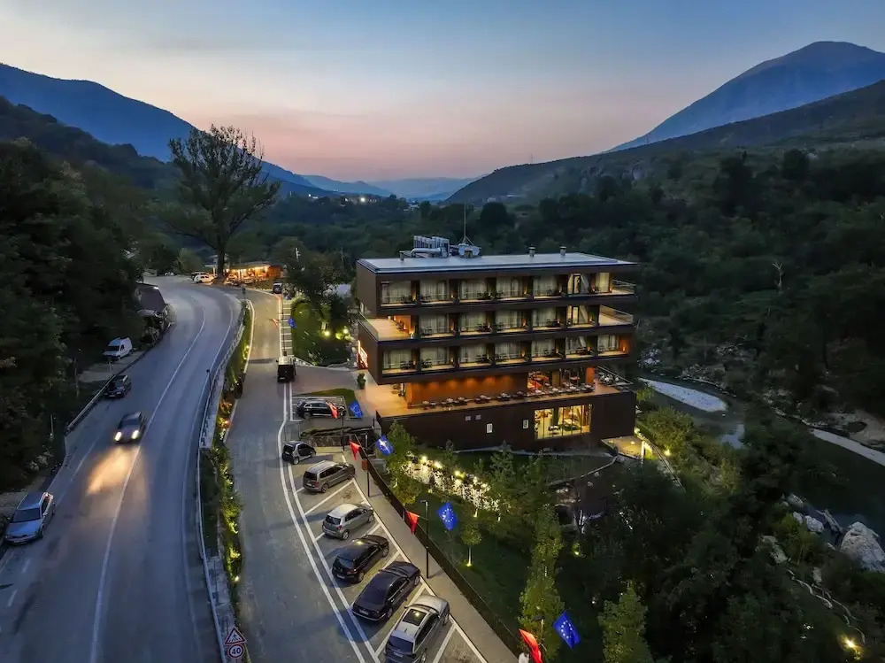 Uji i Ftohte Hotel
