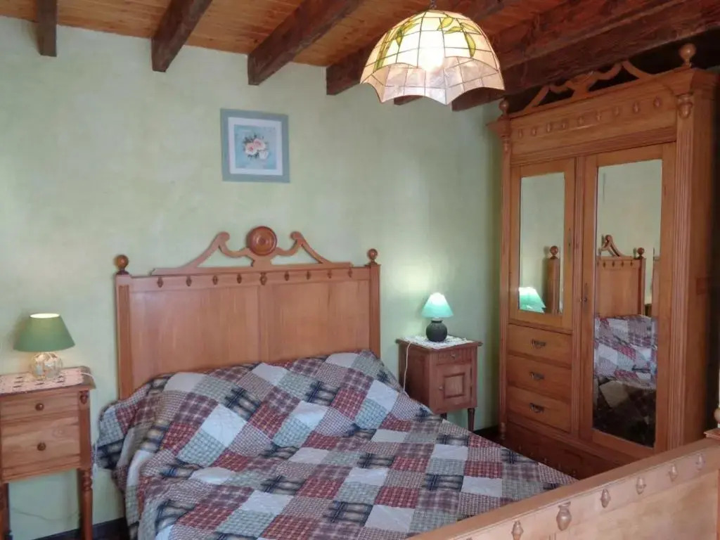 Gîte familial à Saint-Haon-le-Châtel avec piscine et animaux admis - FR-1-496-21