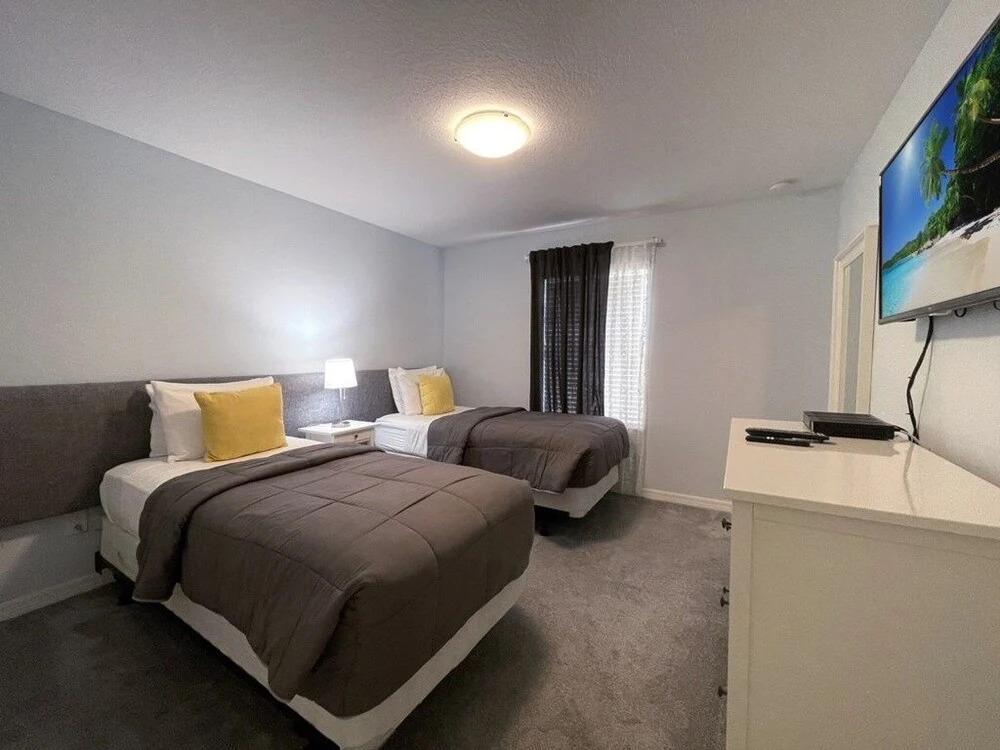 Tropical Waterfront, Completely Redone W/pool-3033 4 Bedroom Townhouse by Redawning, Kissimmee