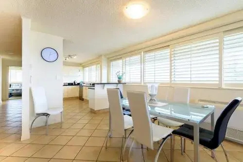 Main Beach Waterfront Apartment