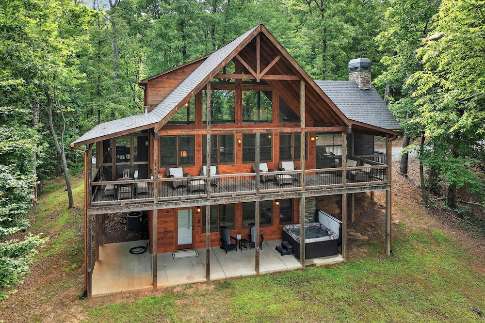 Luxury Mineral Bluff Cabin With Deck & Hot Tub!