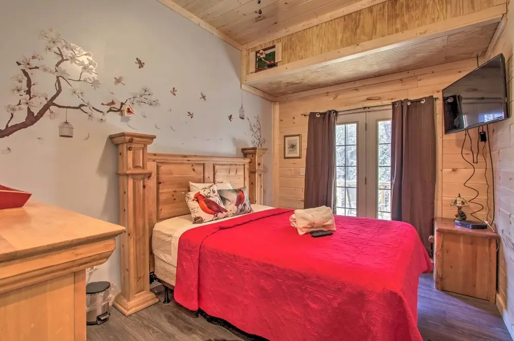 'the Phoenix' Cabin w/ Hot Tub in Gatlinburg!