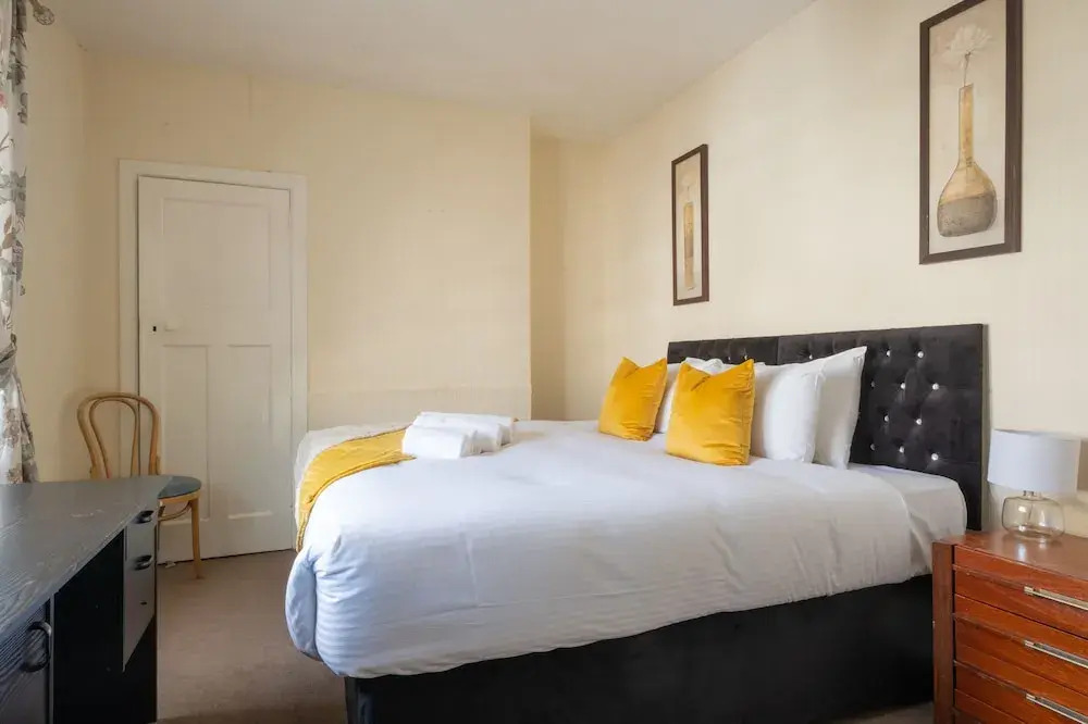 Novelty Suites Froghall Avenue