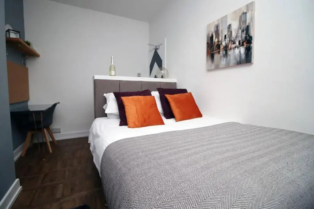Stylish Home in Port Tennant - 4BR Free Parking!