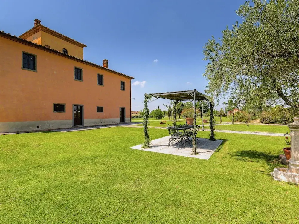 Splendid Farmhouse in Cortona With Swimming Pool