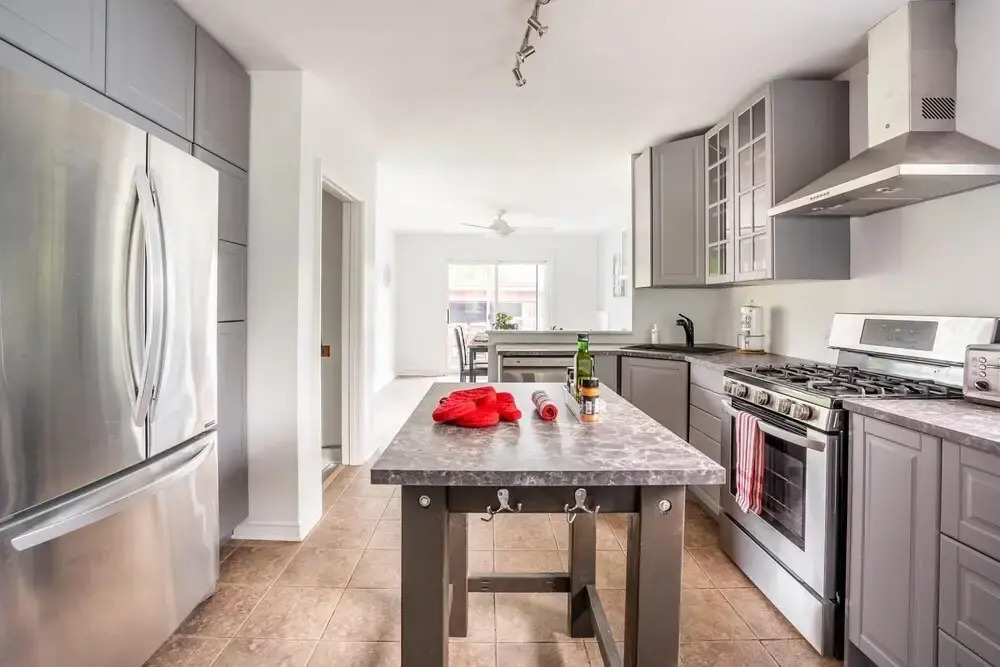 4BR Family Home - Sleeps 9 - w Private Pool Hot Tub