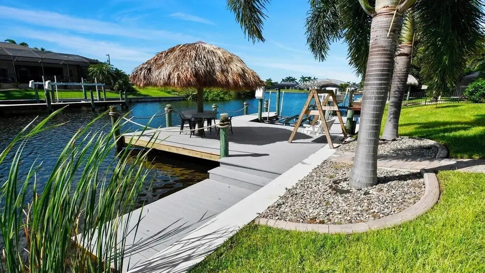 Mei Jing Waterfront Pool and Tiki Hut-must see