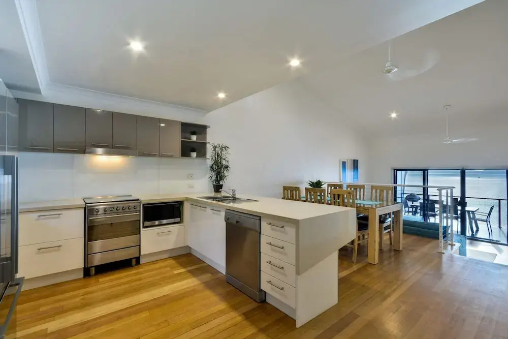 Shoreline 31 Renovated Upmarket 2 Bedrooms Ocean View Near Marina With Golf Buggy