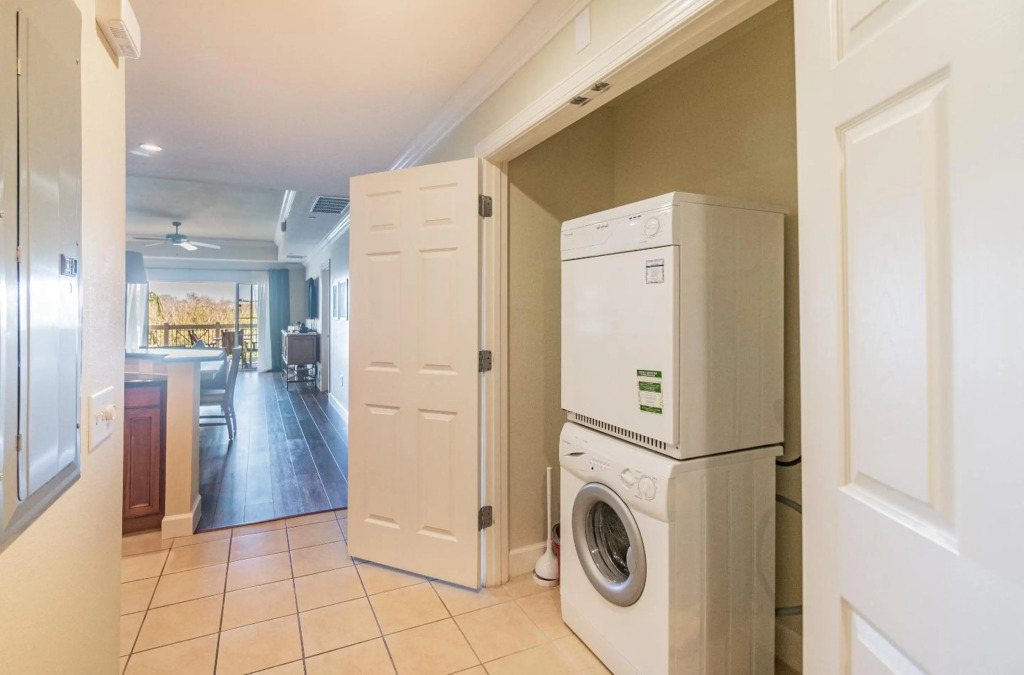 A DISNEY REUNION! 5 Heated Pools, New, Near Dis, Sleeps 8