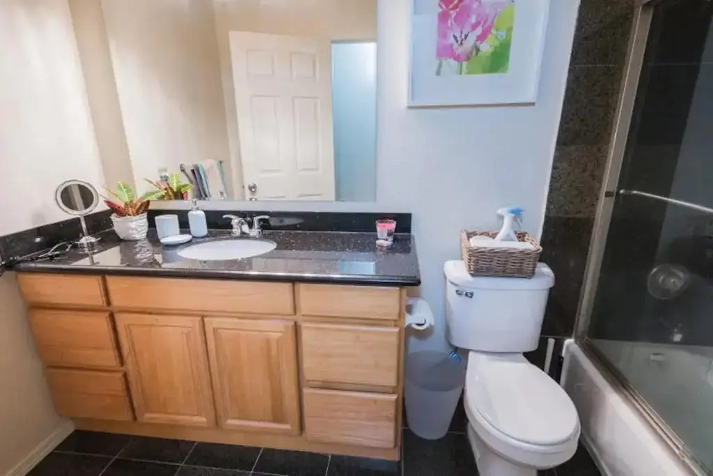 Two Bedroom MIL Apartment Close to Airport Link Rail