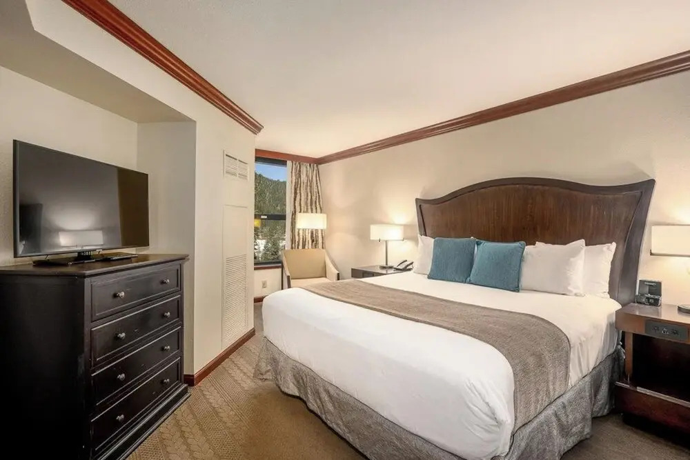 Ski-in/ski-out! 2BR Condo w/ Resort Pools, Spa
