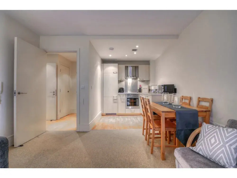 Modern, Spacious 1BR Central Manchester Flat for 4