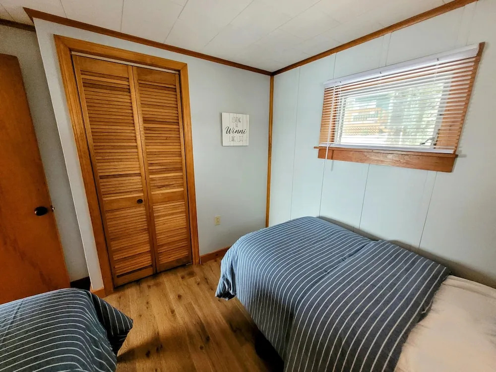Winni Lakefront Cabin