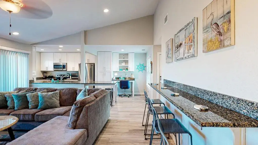 AH-G226 Remodeled Second Floor Condo, Shared Pool & Hot Tub, Near Marina