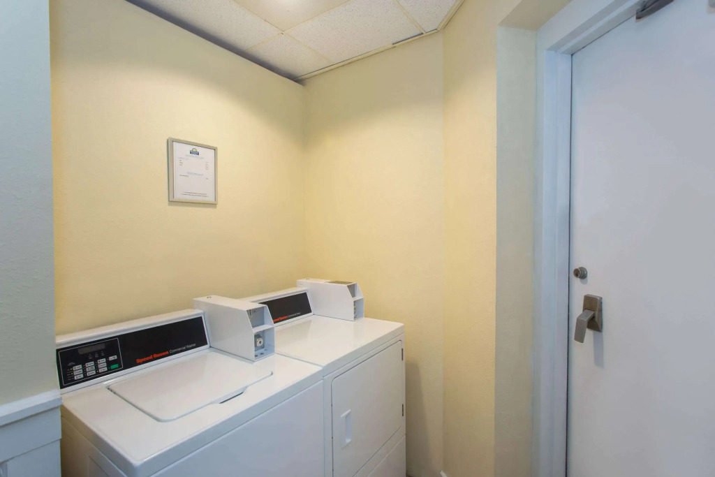 Days Inn & Suites by Wyndham Tallahassee Conf Center I-10
