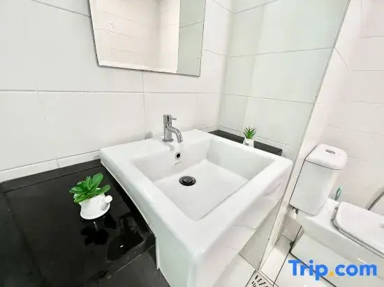 R 1-5Pax Cozy Home SetiaAlam 100mpsWifi&TV Trefoil