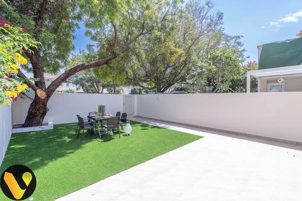 Vogue Vacation Homes, Springs Emirates Living near The Springs Souk, JBR, Marina, Mall of the Emirates, Spacious Villa with Garden and access to Lake and all Amenities in the Community