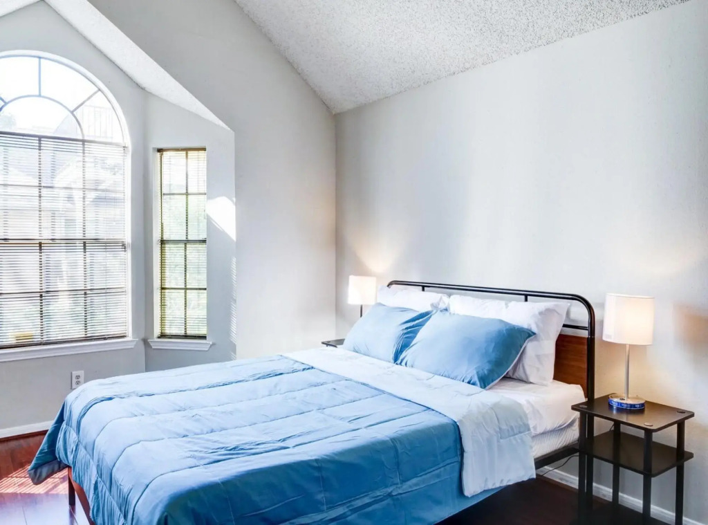 Lovely 2 BR, 1 ba condo near Medcenter