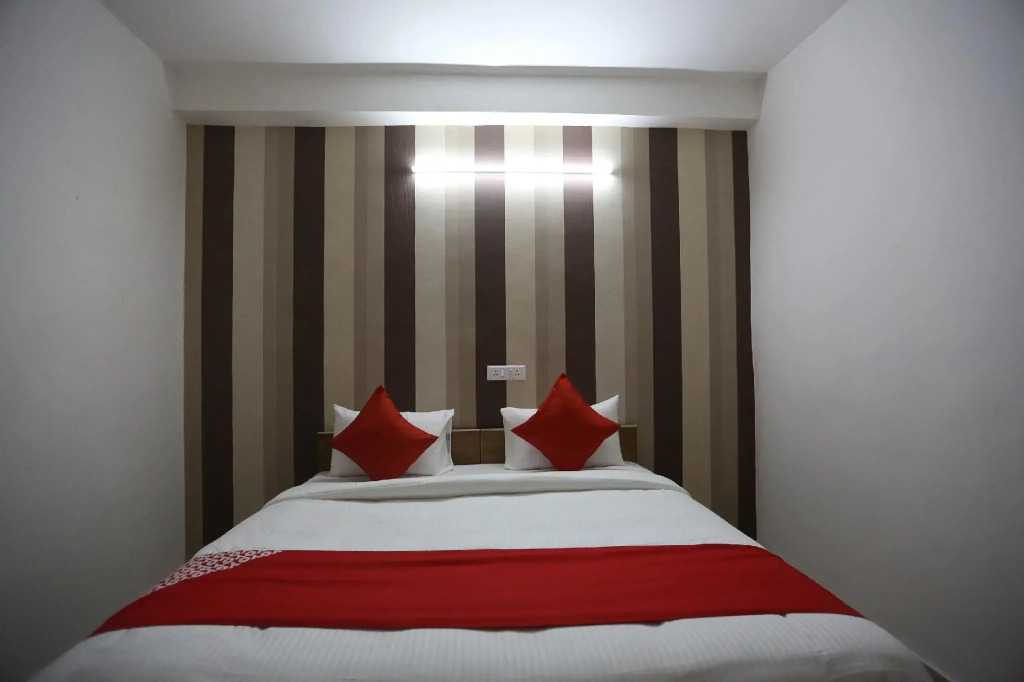 OYO 44400 Retreat Inn