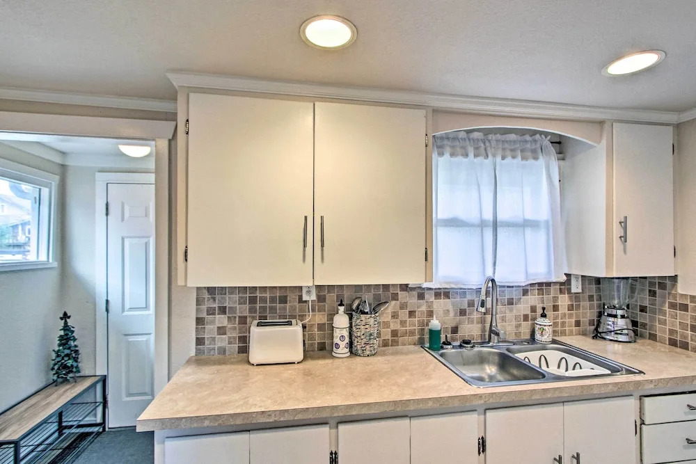Lovely Tacoma Cottage w/ Fire Pit, Near Dtwn!