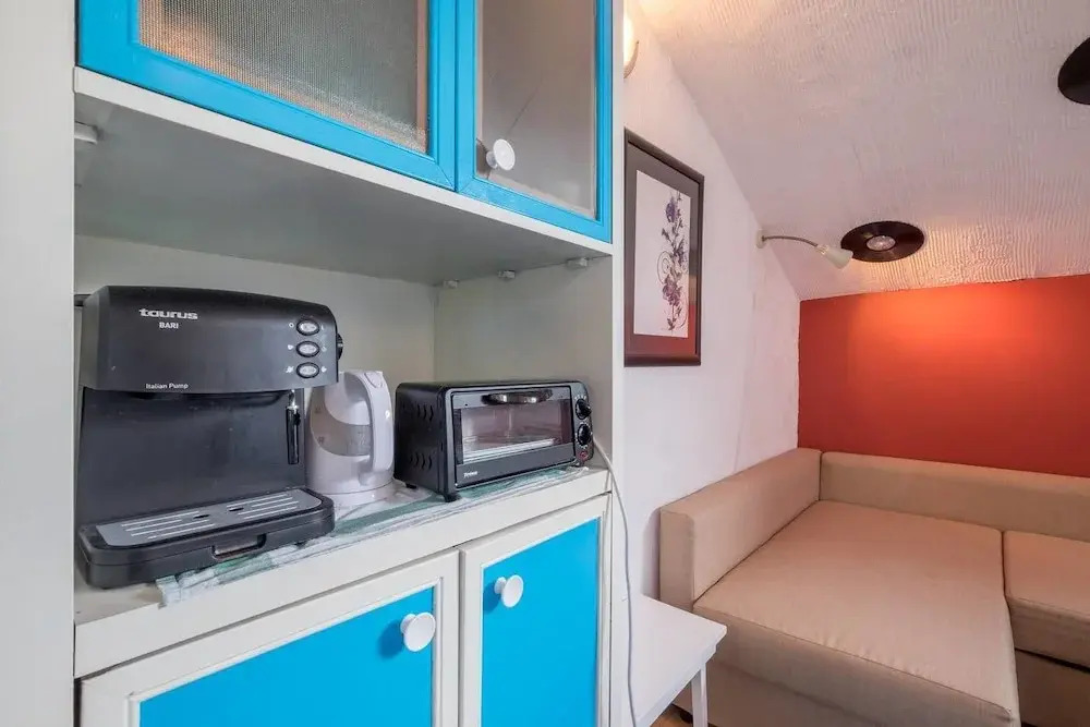 TOP CENTRAL Hideout close to Everything AC + WIFI + TV