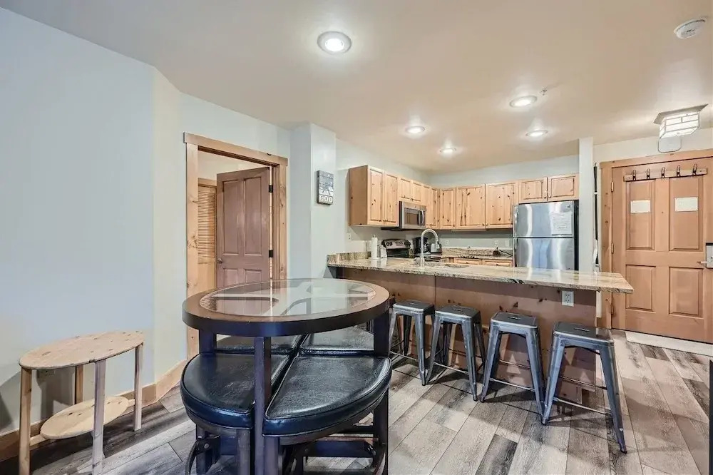 8619 Expedition Station 2 Bedroom Condo by RedAwning