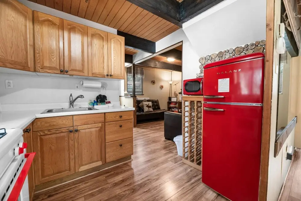 Pinecone Cabin - Cozy And Charming Cabin In A Prime Location! Beautiful Wood Burning Fireplace! 2 Bedroom Home
