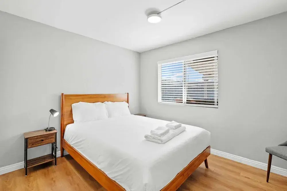 Stylish Home w Full Kitchen Garage Backyard