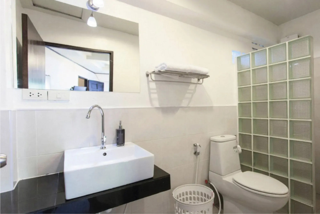 The Reef Hotel & Studios