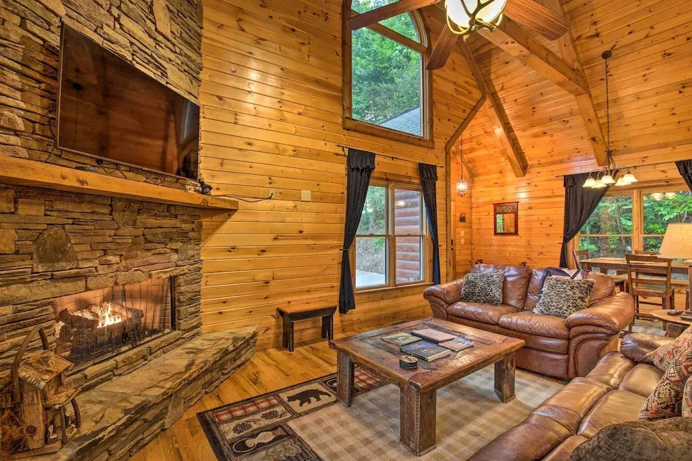 Luxe Blue Ridge Cabin Chasing Dreams w/ Hot Tub