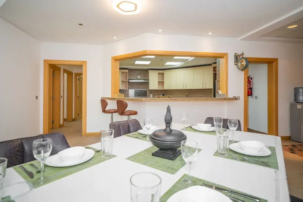 Luton Vacation Homes - Shoreline Apartment, Beach Access