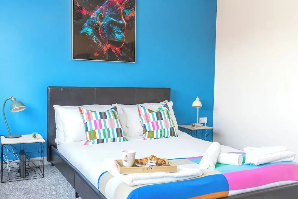 Spacious 4-bed, Free Parking, Short or Long Stays