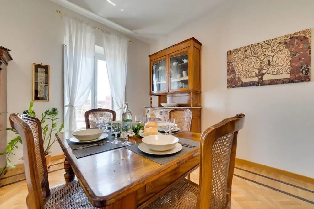 Luxurious 2bed 2bath Apartment Near the Colosseum!