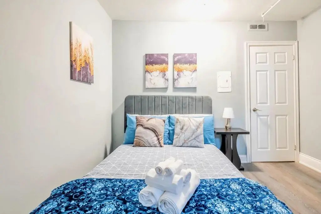 Charming 2BR Apartment - Downtown Hamilton