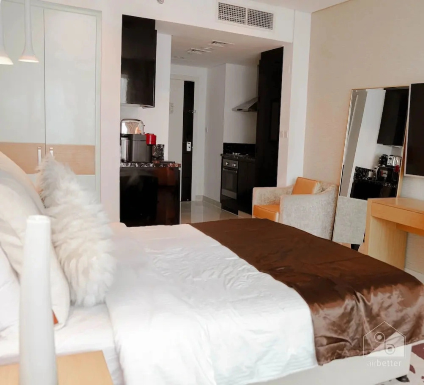 Maison Privee - Sleek and Sunny Apt in Business Bay w/ Canal Views