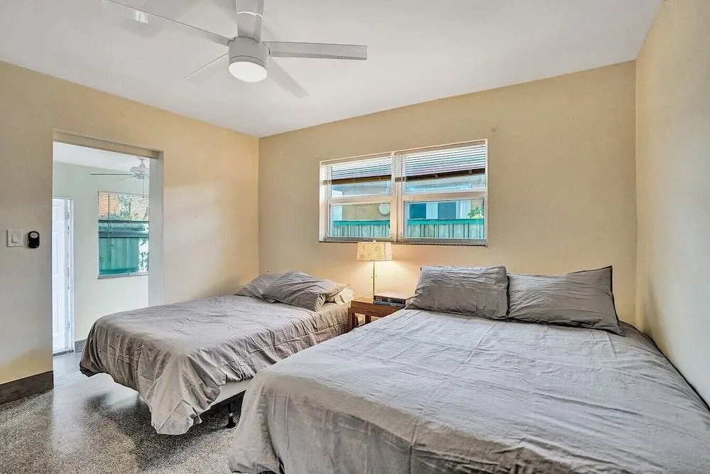 Discount! Modern Ocean-side Studio, 1br/1bath, Hollywood, Free Parking + Bbq!